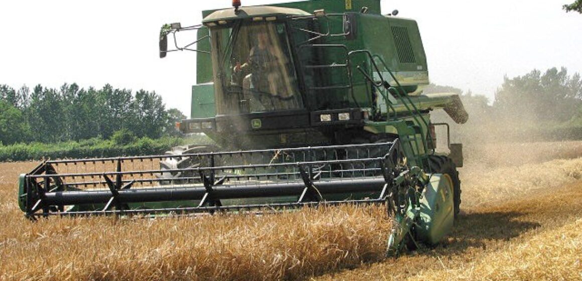 A_combine_harvester_-_geograph.org.uk_-_896319