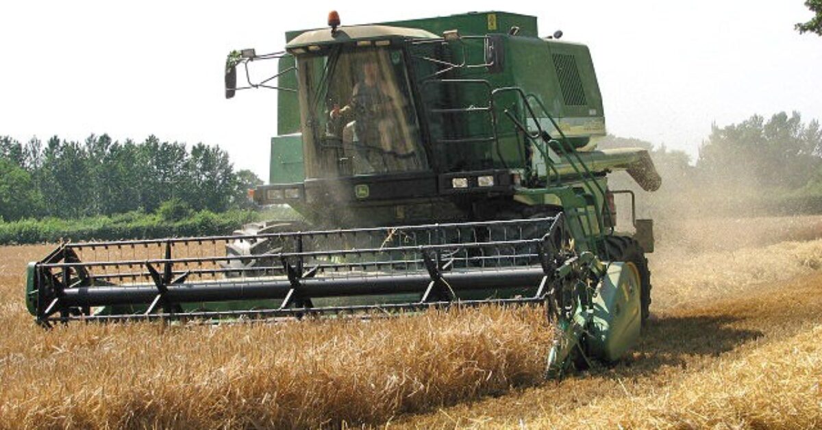 A_combine_harvester_-_geograph.org.uk_-_896319