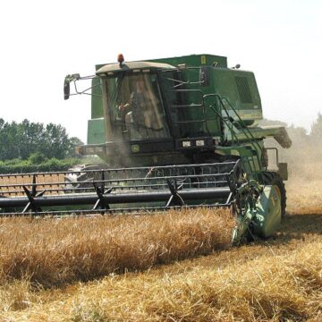 A_combine_harvester_-_geograph.org.uk_-_896319
